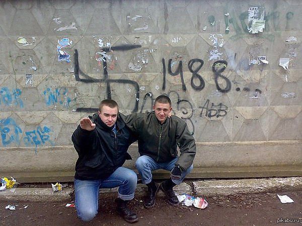 Парни побили девушку Парни побили девушку