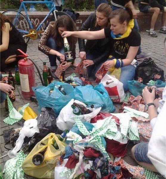 мирные  демонстранты   готовят  коктель молотова для одесситов   одесса, коктель  молотова, правосеки, убийство, твари, Украина