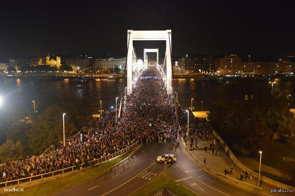 &quot;Сейчас в Венгрии более 40 тысяч людей протестуют против налога на интернет&quot;   Венгрия, Митинг, налоги, Интернет